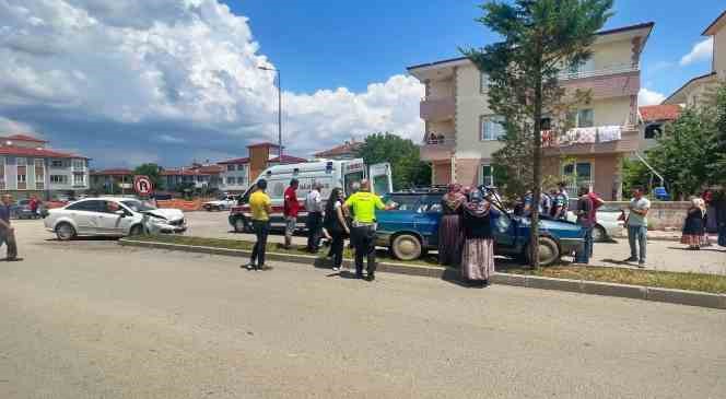 Kastamonu’da iki otomobil çarpıştı: 3 yaralı