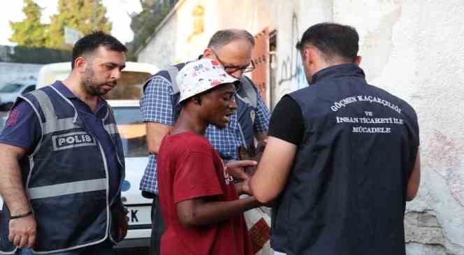 İzmir’de düzensiz göçmen operasyonu