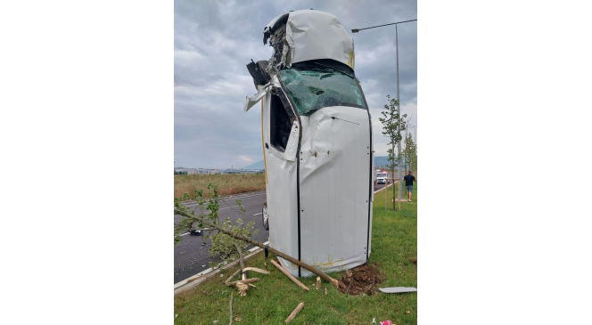 Bursa’da direğe çarpan hafif ticari araç şaha kalktı