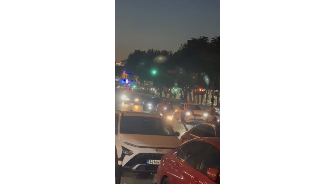 İstanbul’da trafikte tehlikeli anlar kamerada: Dans ederek araçların önüne atladılar