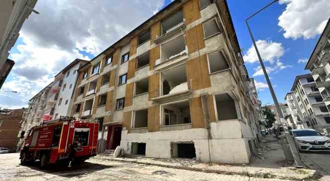 Elazığ’da ağır hasarlı binada korkutan yangın