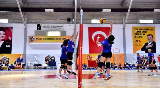 Mersin’de voleybol kursu yaz döneminde de devam ediyor