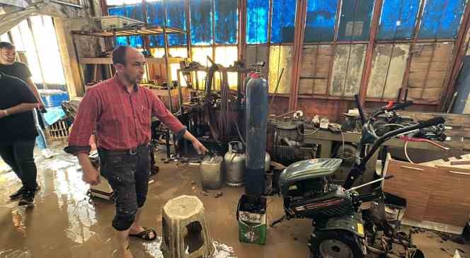 Düzce’de esnaflar selin yaralarını temizliyor