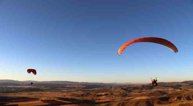 Sivas’ta yapılamaz denen yamaç paraşütü sporu, her geçen gün biraz daha yaygınlaşıyor