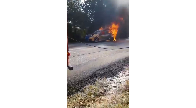 Arıza yapan yarış otomobili alev topuna döndü