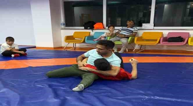 Bozüyük Belediyesi’nden güreş kursu