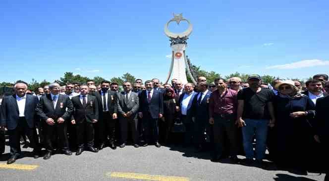 Cumhurbaşkanı Yardımcısı Yılmaz, 15 Temmuz Demokrasi ve Milli Birlik Anıtı’nı ziyaret etti
