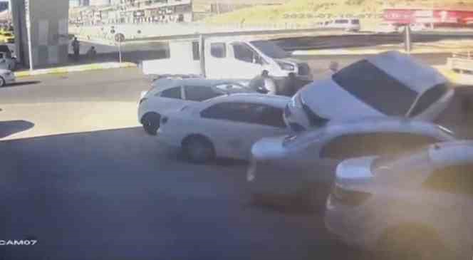 Şanlıurfa’da ilginç kaza anı kameraya yansıdı
