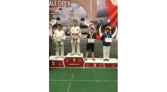 Körfezli karateciler Çanakkale’den madalyalarla döndü