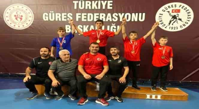 Erzurumlu güreşçiler madalyalarla döndü