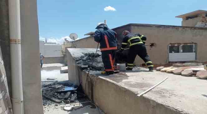 Siirt’te bir apartmanın çatısında çıkan yangın korkuttu