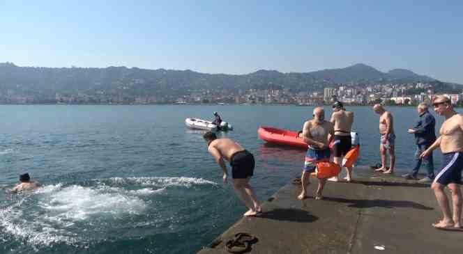 15 Temmuz için Karadeniz’de 4 kilometre boyunca yüzdüler