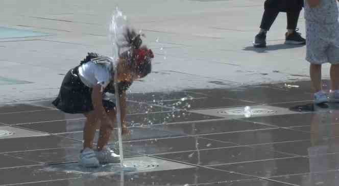 Bursa’da havalar ısınınca su parkları doldu taştı