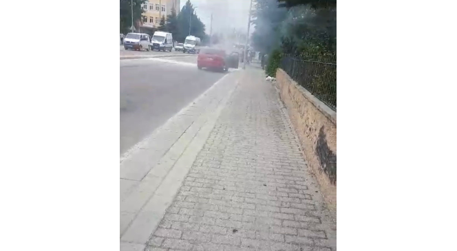 Seyir halindeki otomobil alev aldı