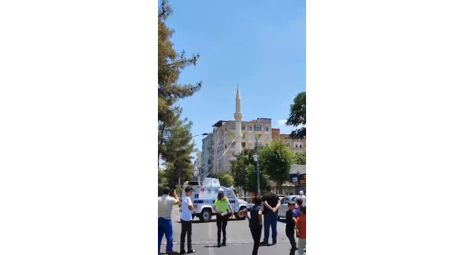 Diyarbakır’da depremde hasar gören minare kontrollü yıkıldı