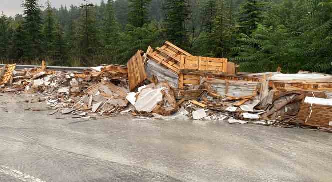 Kocaeli TEM Otoyolu’nda seramik yüklü tırın kasası devrildi, trafik durma noktasına geldi