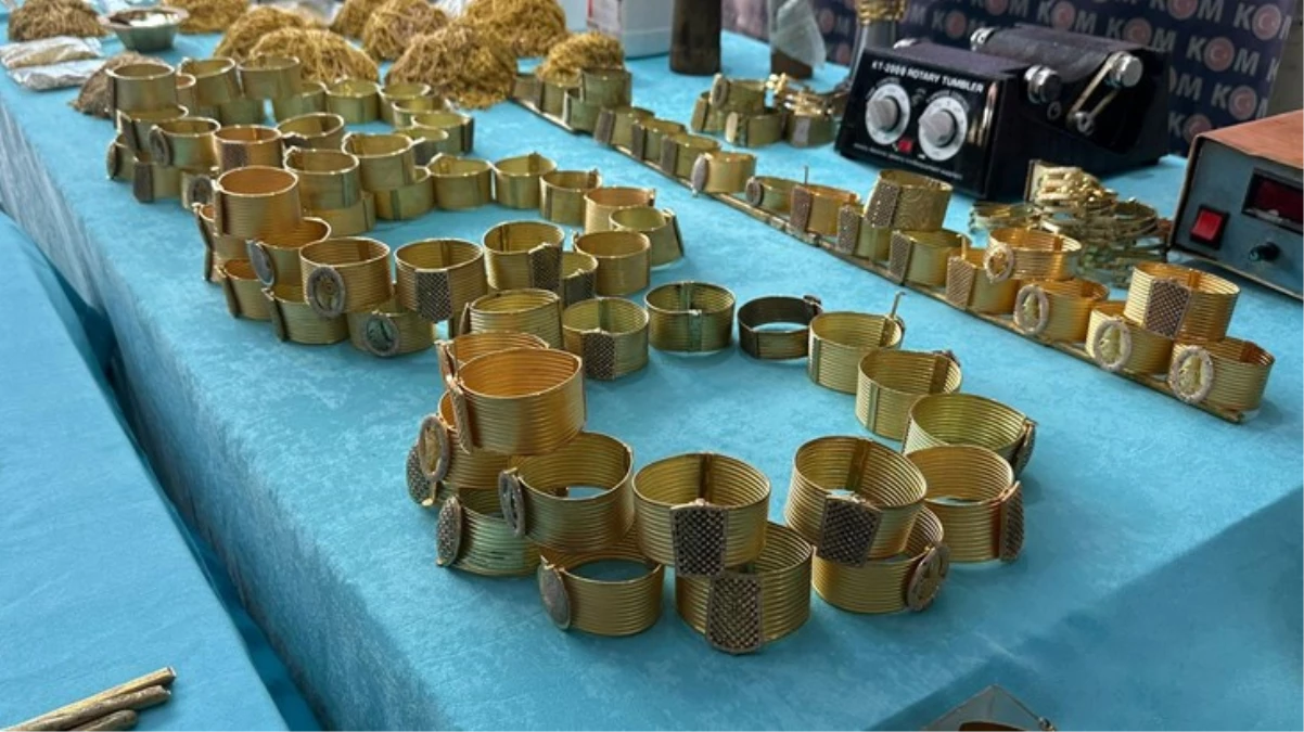 1 ay boyunca takip ettiler! Kapalıçarşı’da gerçekleşen operasyonda ele geçirilen altınlar masalara sığmadı