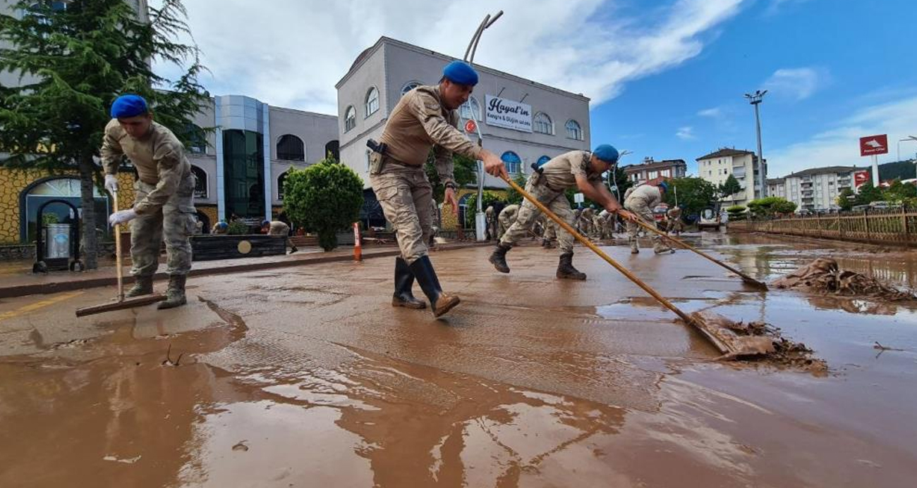 Komandolar selin vurduğu Bartın’da temizlik için kolları sıvadı