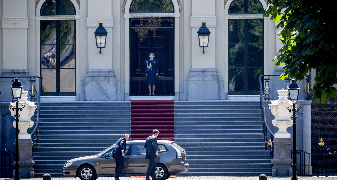 Hollanda’da koalisyon hükümeti istifasını krala sundu
