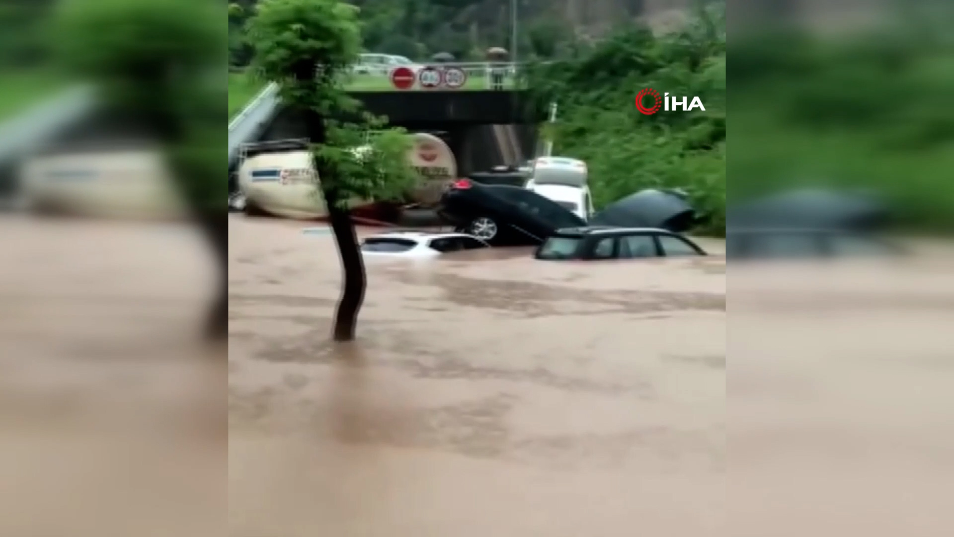 Çin’de şiddetli sel: Araçlar sele kapıldı