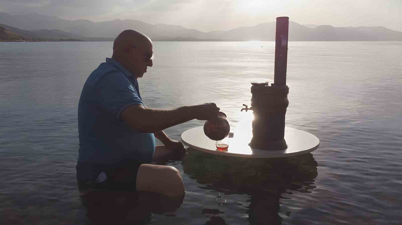 Van Gölü’nde günbatımına karşı semaver keyfi