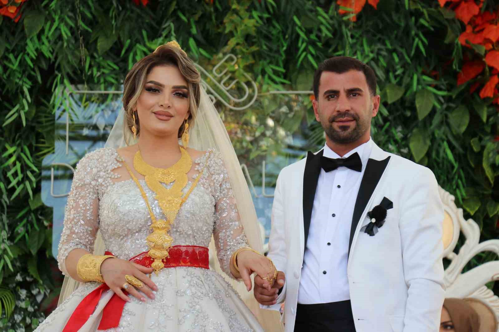 Van’daki aşiret düğününde takı merasimi dudak uçuklattı