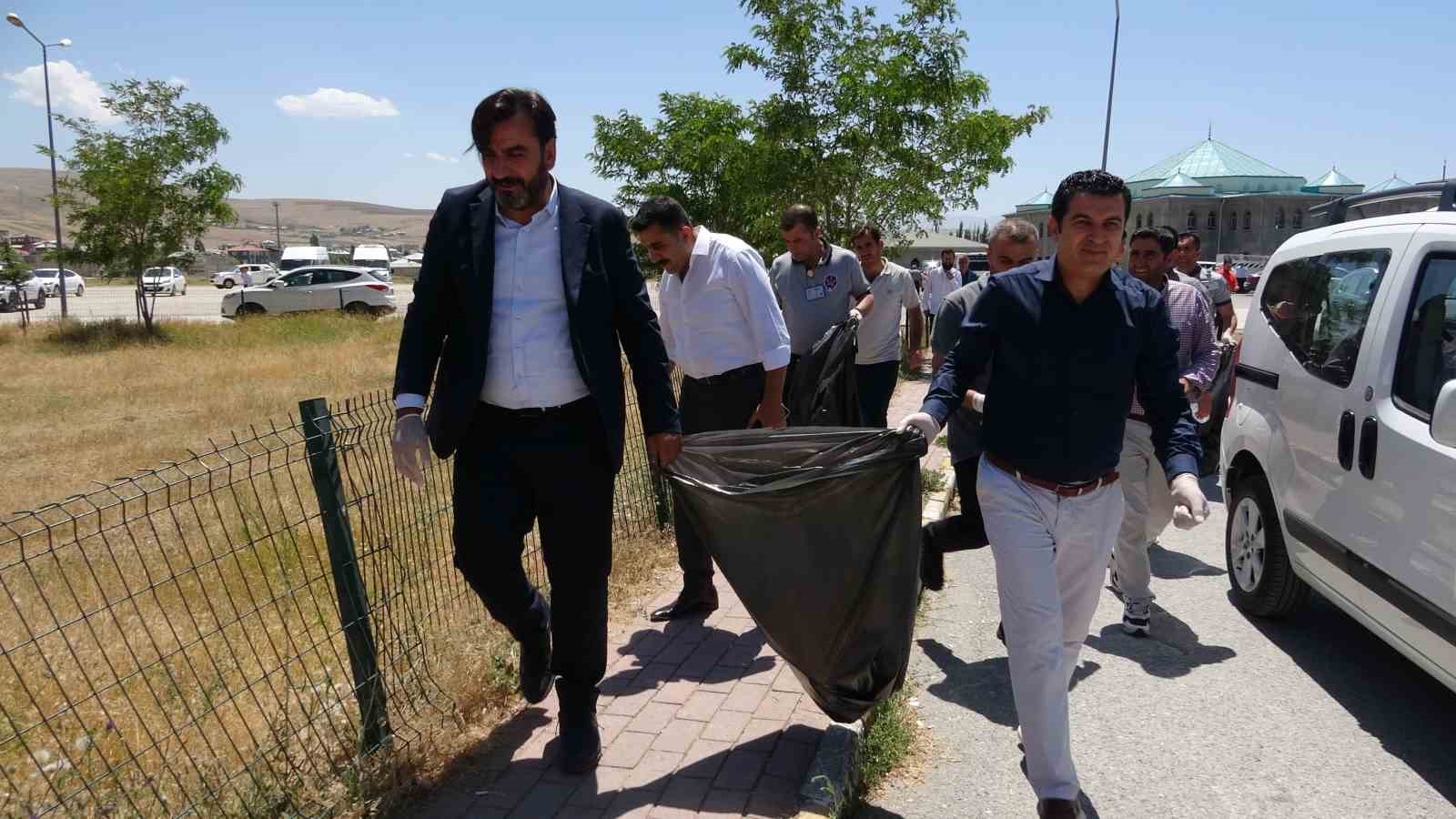 Van’daki hastane yöneticileri çevre temizliği yaptı