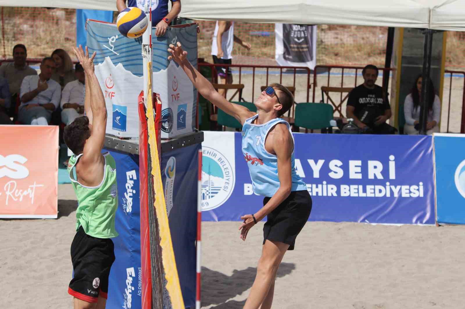 Dünyanın en yüksek plajında voleybol turnuvası başladı