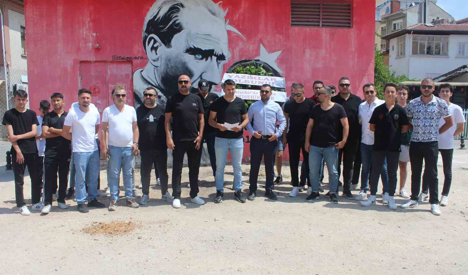 Eskişehirsporlu taraftarlardan İYİ Parti Odunpazarı İlçe Başkanı’na çelenkli tepki