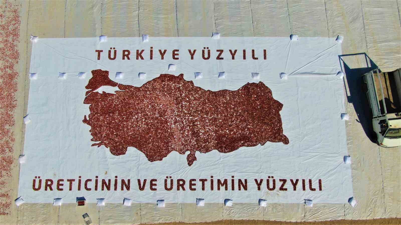 Kurutmalık domateslerle Türkiye haritası oluşturulup ‘Türkiye Yüzyılı’ yazıldı