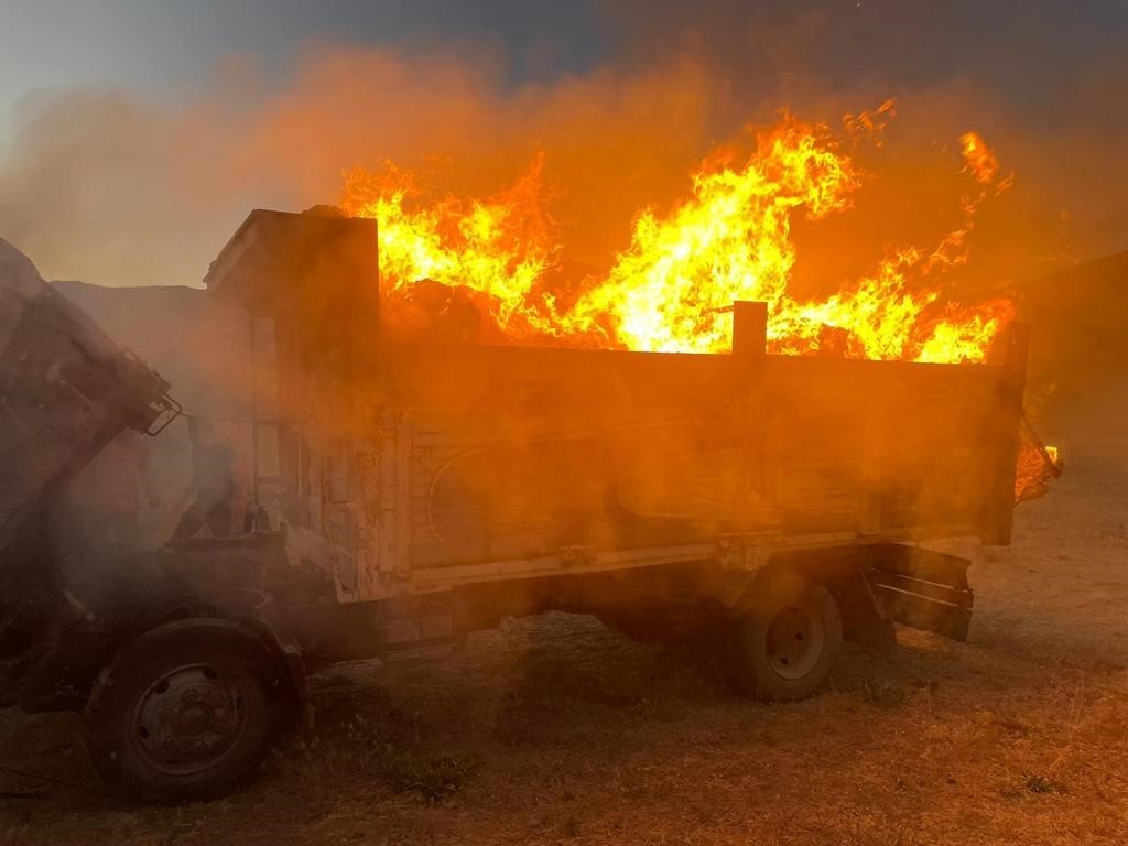 Gürpınar’da ot yüklü kamyon alev alev yandı