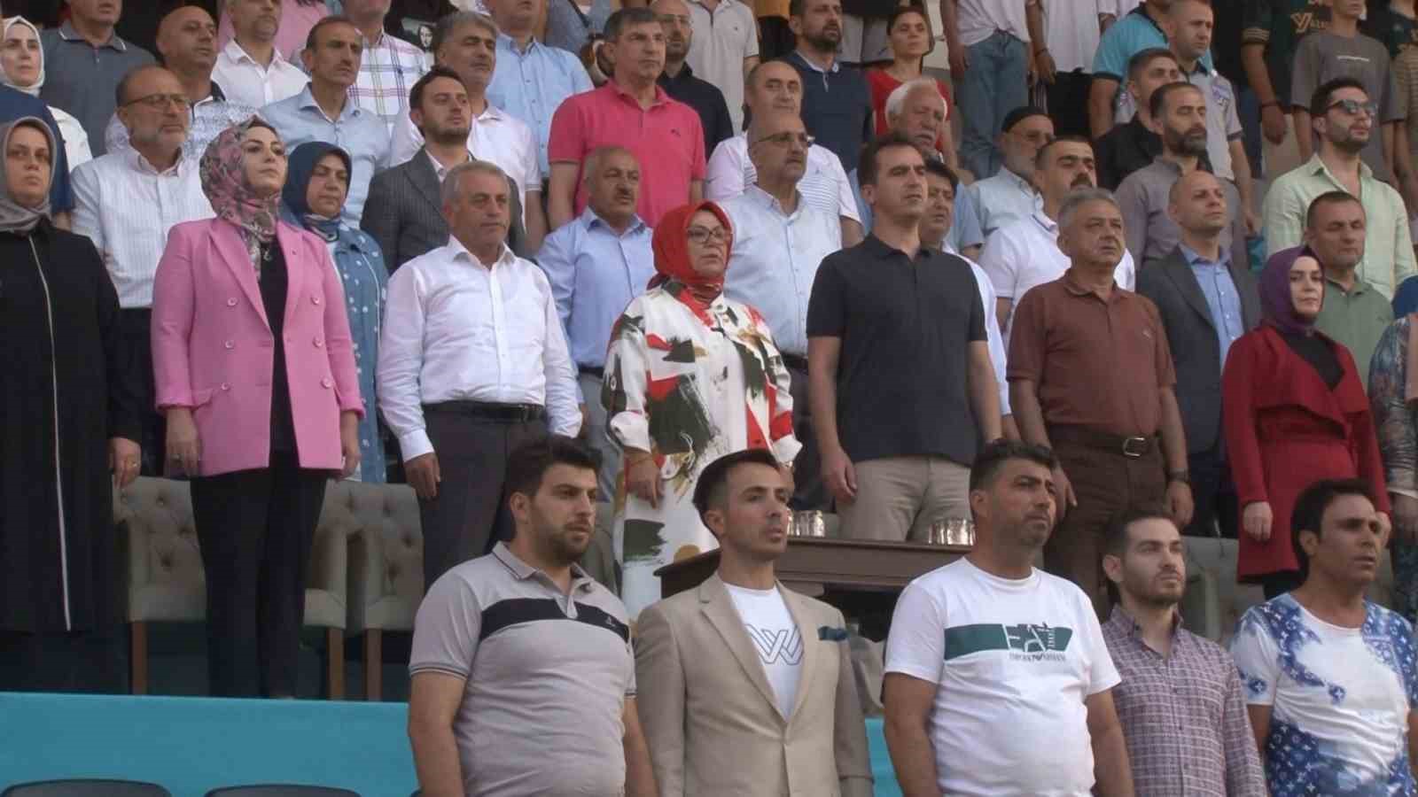 Başkan Döğücü: “Tüm tesislerimizle gençlerin emrindeyiz”