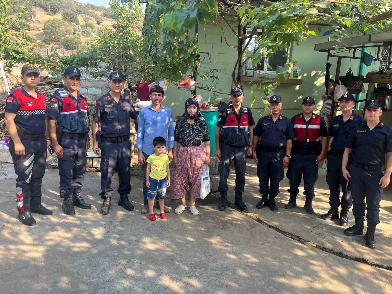 Aydın’da jandarma ekipleri şehit ailelerini yalnız bırakmıyor