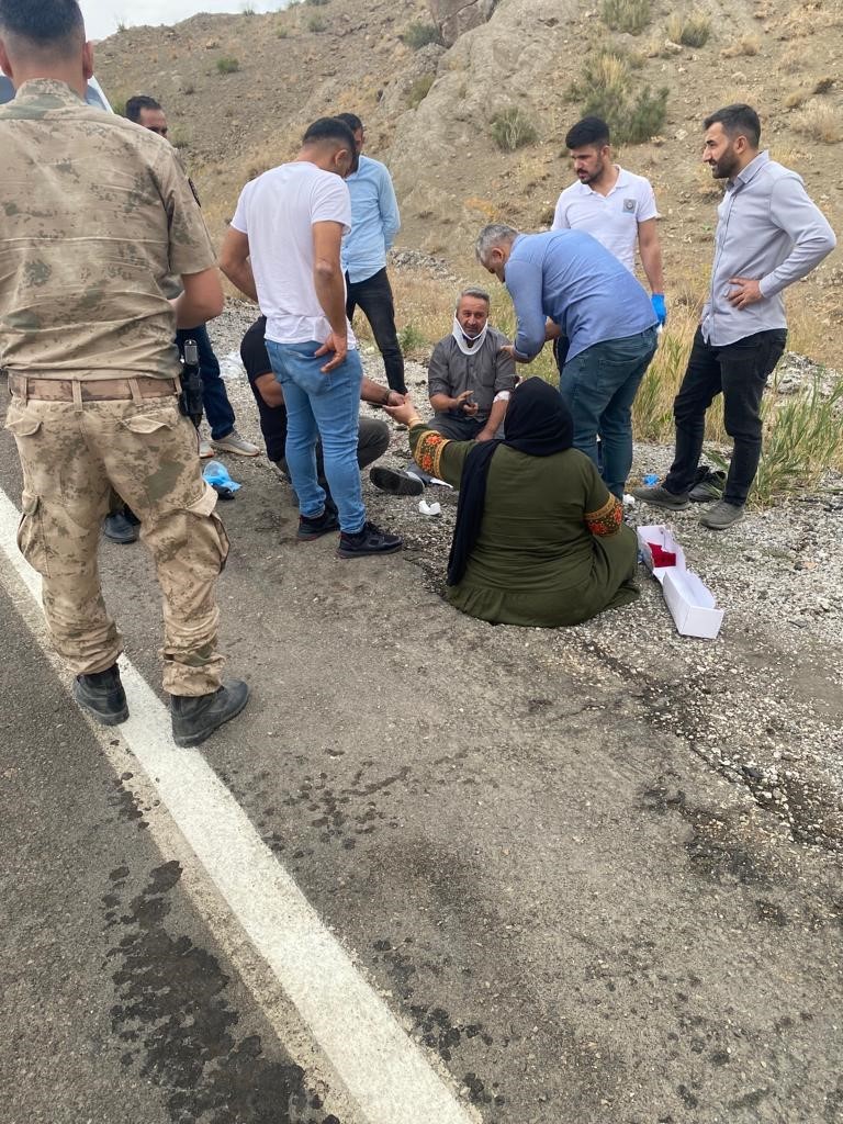 Van’da Irak plakalı otomobil kaza yaptı: 4 yaralı