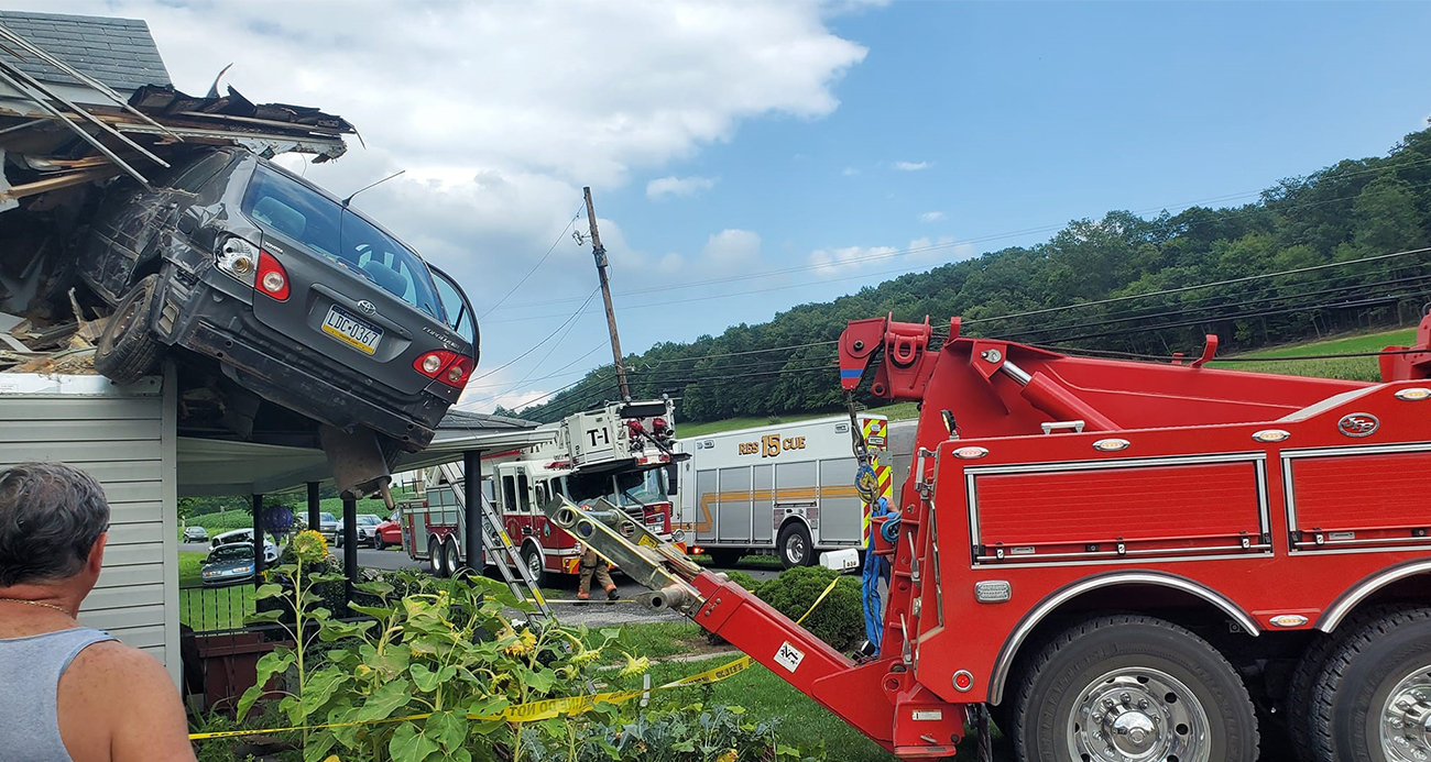 Otomobil evin ikinci katına saplandı