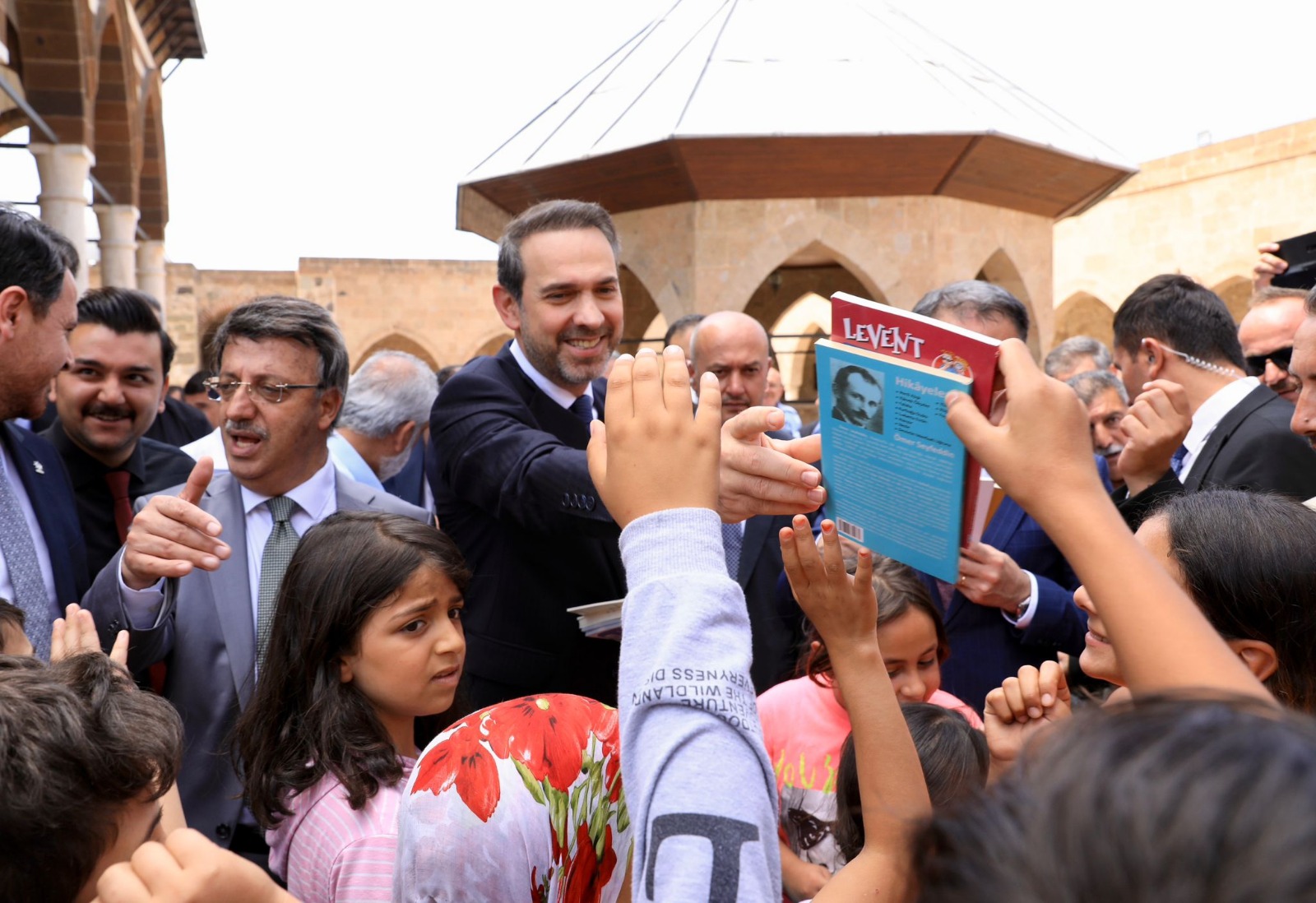 Bakan Bayraktar cami çıkışında çocuklara kitap hediye etti