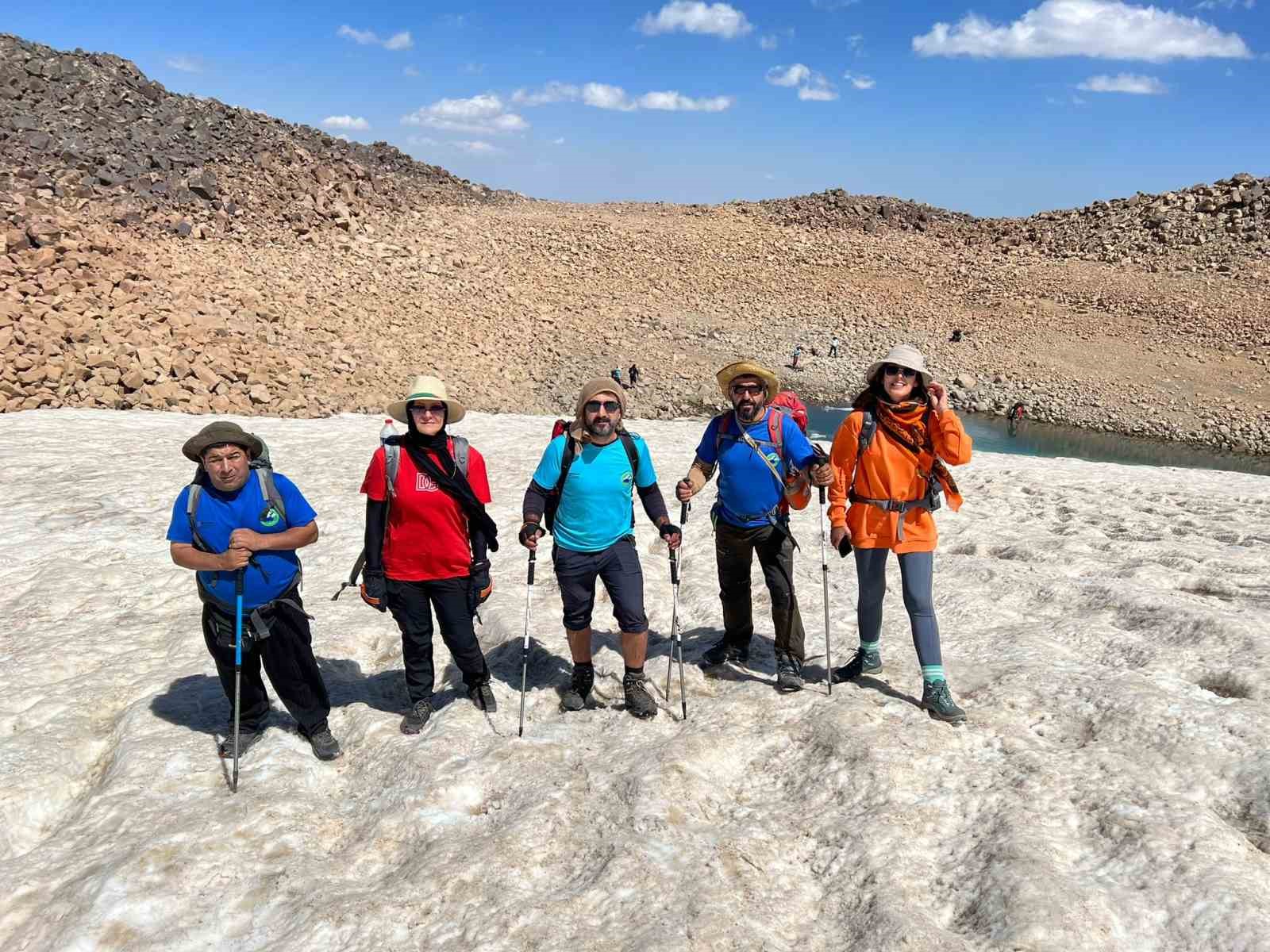 Küresel ısınmadan dolayı Süphan Dağı’ndaki birçok buzul eridi