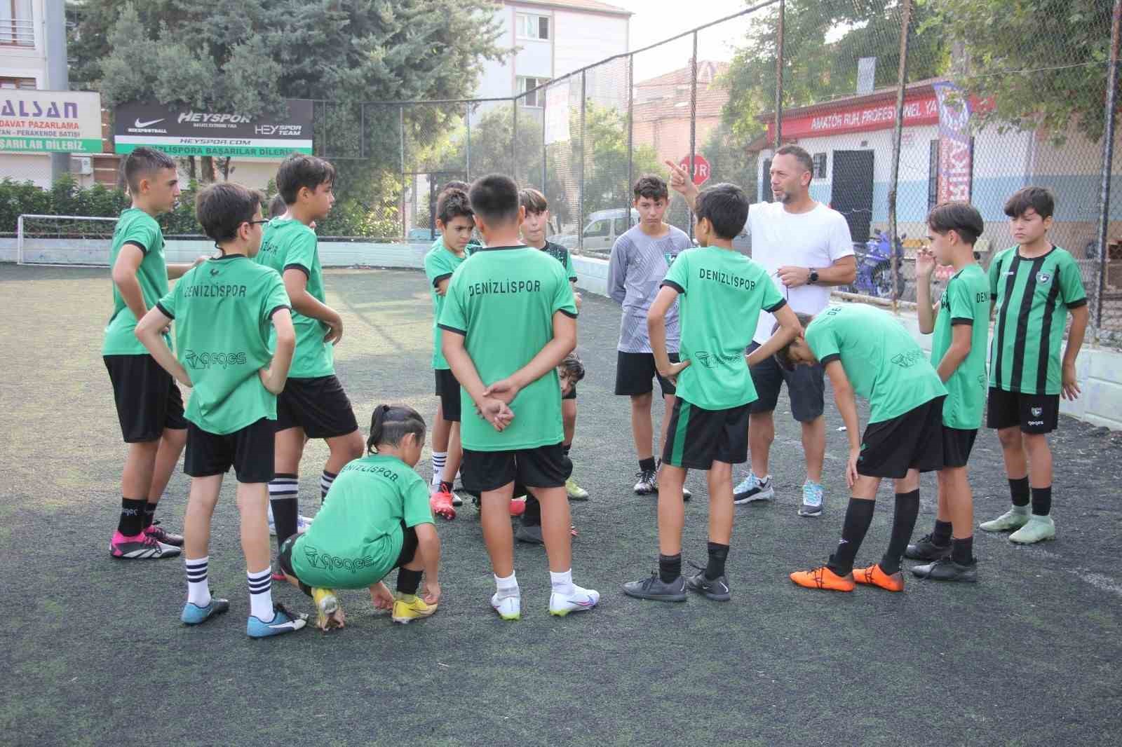 Minik horozlar, yeşil sahada kozlarını paylaştı