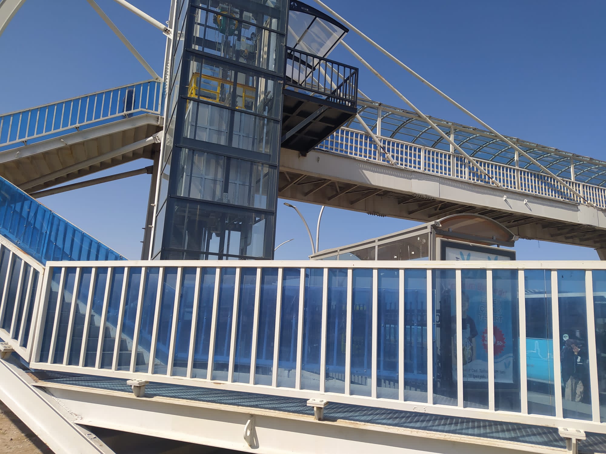 Bu üst geçitte asansör var ama çalışmıyor