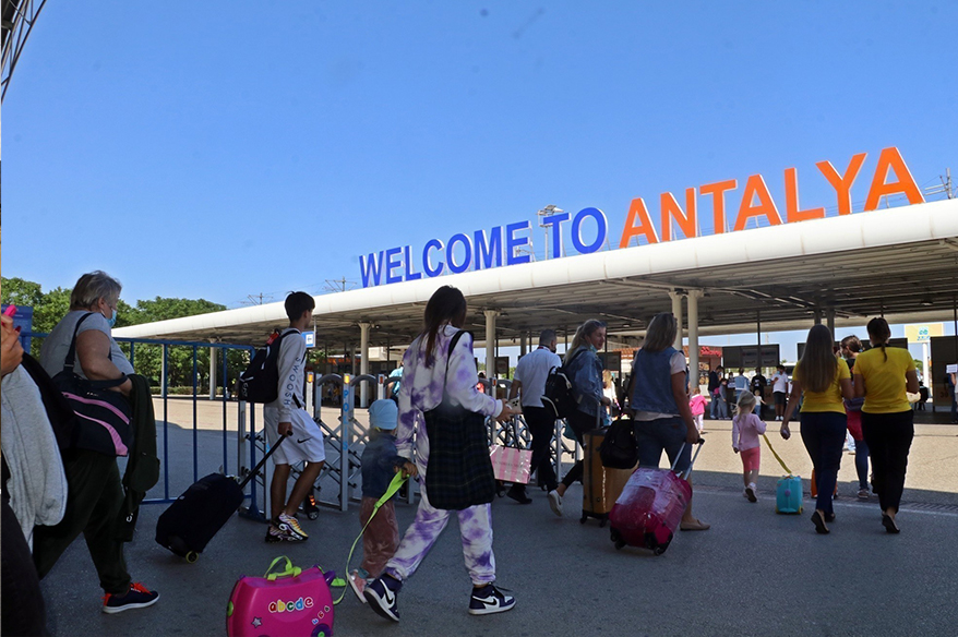 Yılın ilk 8 ayında Antalya’ya hava yoluyla 9 milyon turist geldi