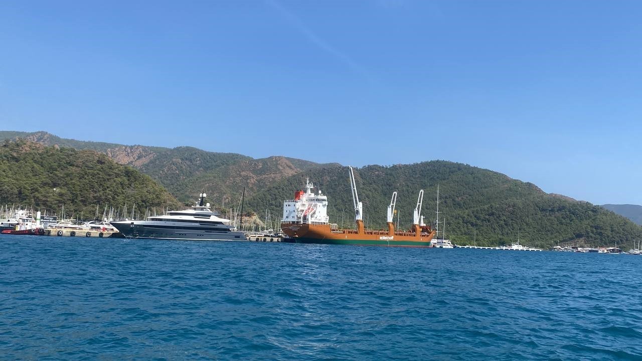Fransa’dan yük gemisi ile Türkiye’ye getirilen yatlar Marmaris’e indirildi