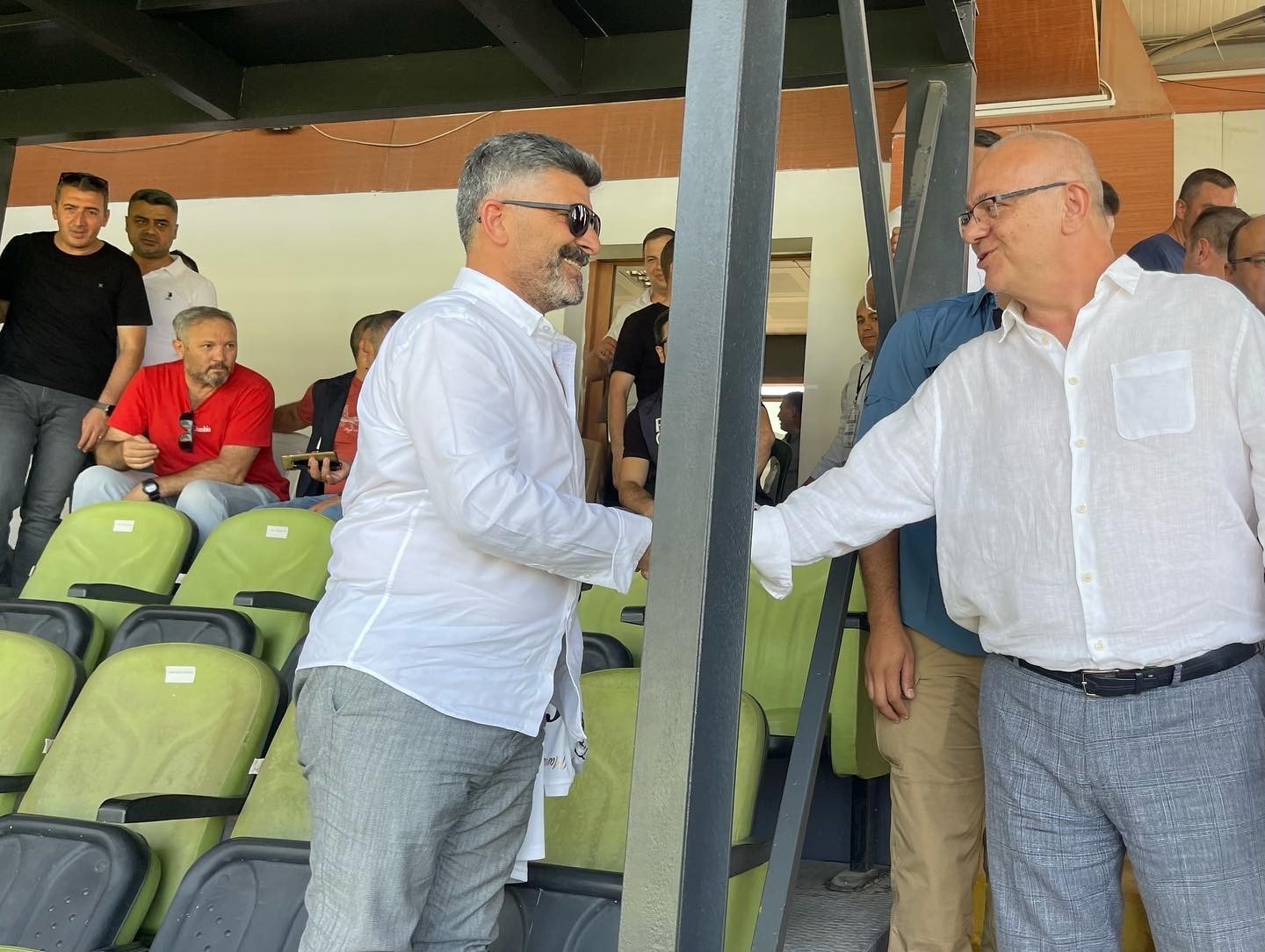 Manisa FK’dan Genel Müdür Yalçın’a forma hediyesi