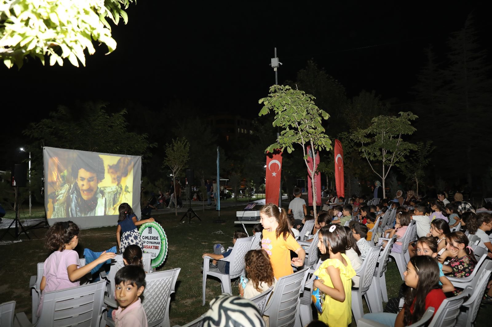 Çocuklar açık hava sineması ile eğlendi