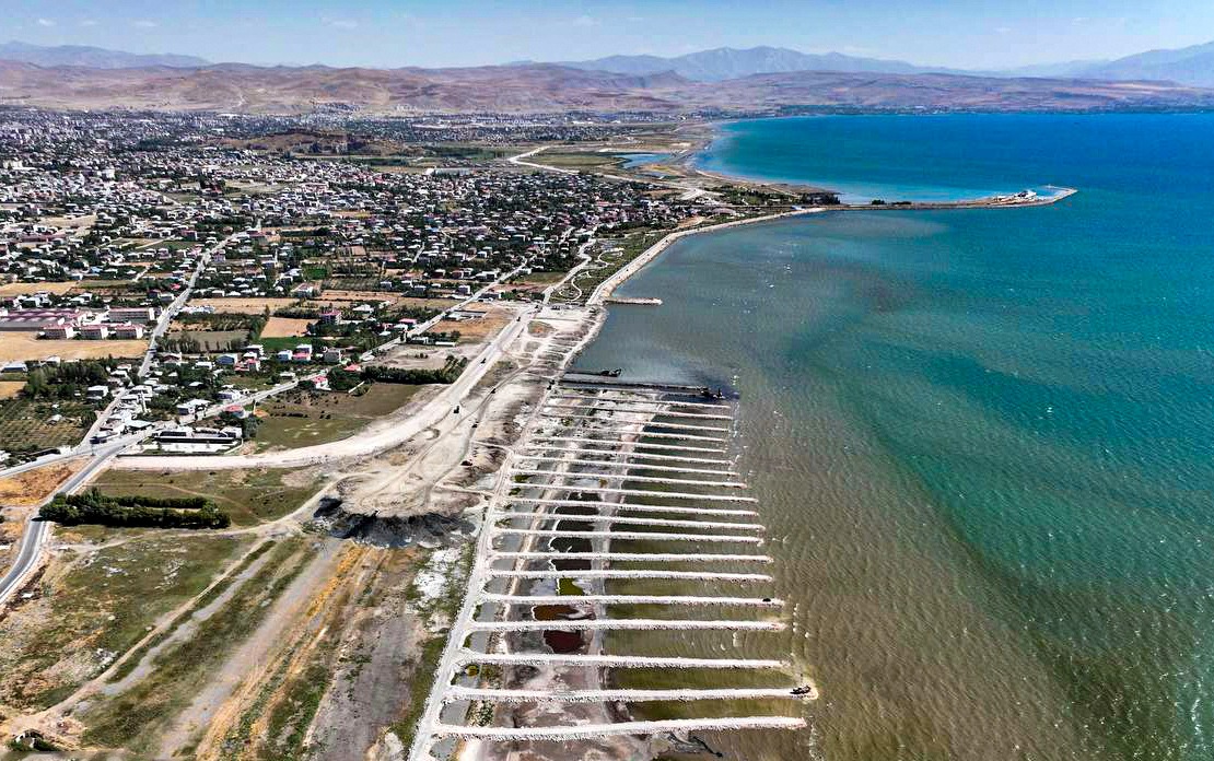 Van Gölü’nden 1 milyon 200 bin metreküp çamur çıkarıldı