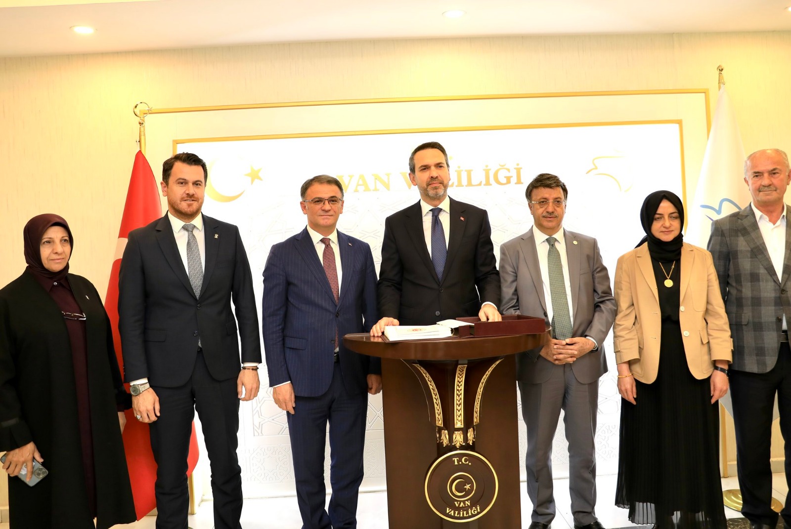 Bakan Bayraktar Van Valiliği’ni ziyaret etti