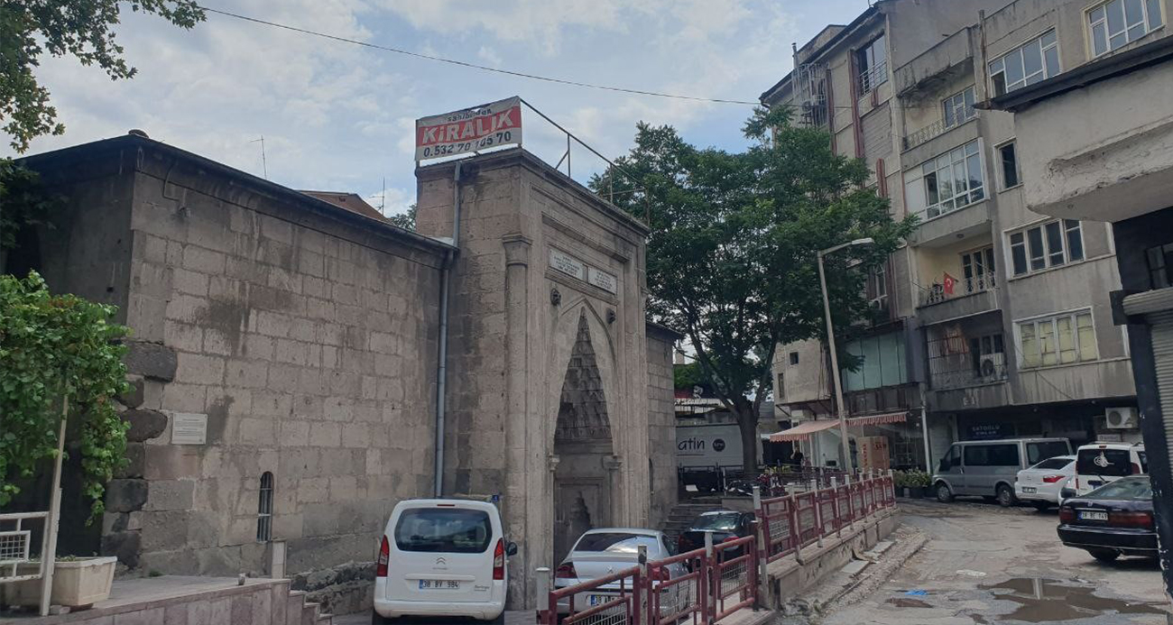 Sahibinden ‘kurumsala kiralık’ 591 yıllık medrese