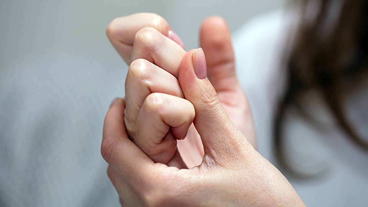 Parmak çıtlatmak kireçlenme yapar mı? Psikolojik parmak çıtlatmak zararlı mı?