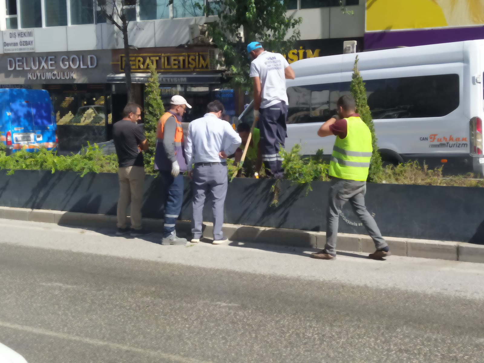 Van’da sonbahara günler kala çiçeklendirme çalışması