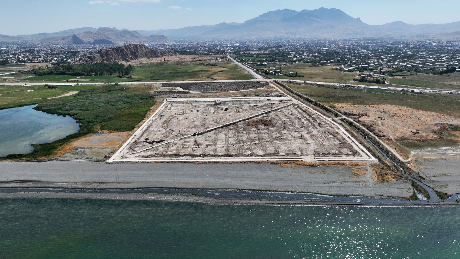 Yapımı devam eden sahil bandı proje alanında incelemeler devam ediyor