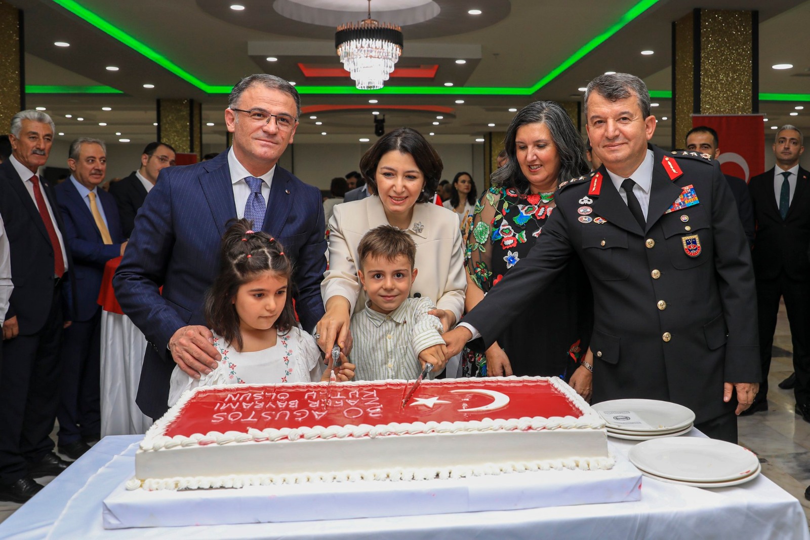 30 Ağustos Zafer Bayramı’nın 101. yıl dönümü münasebetiyle Vali Ozan Balcı’nın ev sahipliğinde resepsiyon düzenlendi. 